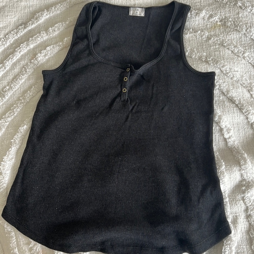 Button detail ribbed tank